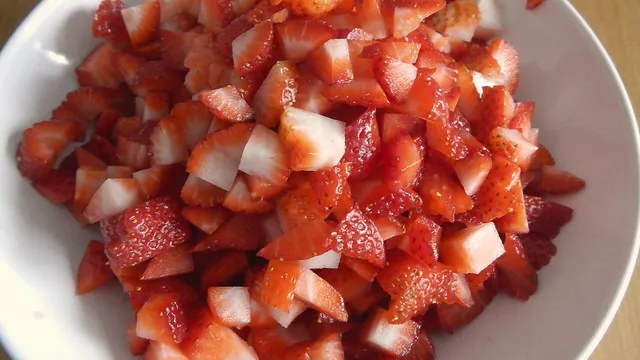 Eine Backform von oben, vorbereitet für den Teig