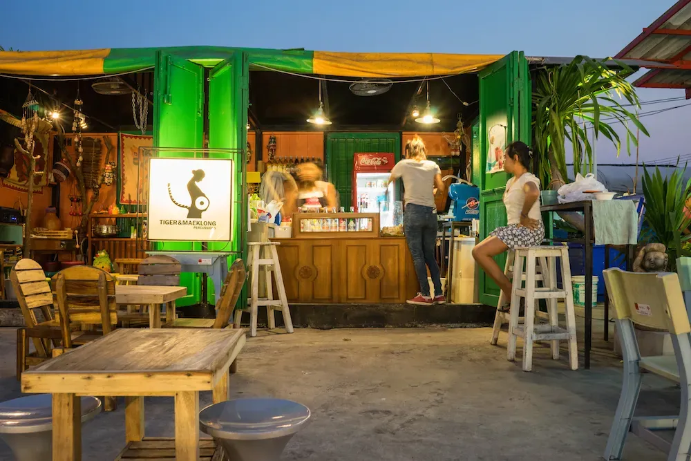Eine Bar mit Tiger- und Maeklong-Whiskey auf dem Talad Rot Fai