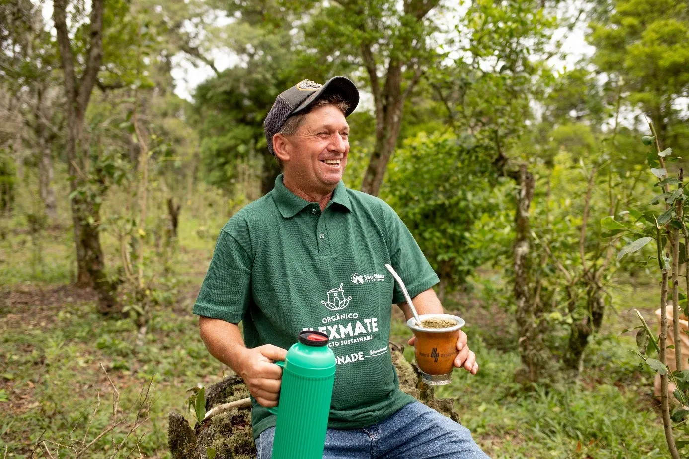 Eine Bauernfamilie bei einer wohlverdienten Pause in den Matefeldern