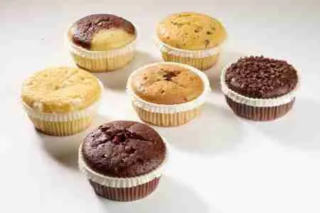 Eine Box mit sechs verschiedenen Muffinsorten, bereit zum Versand