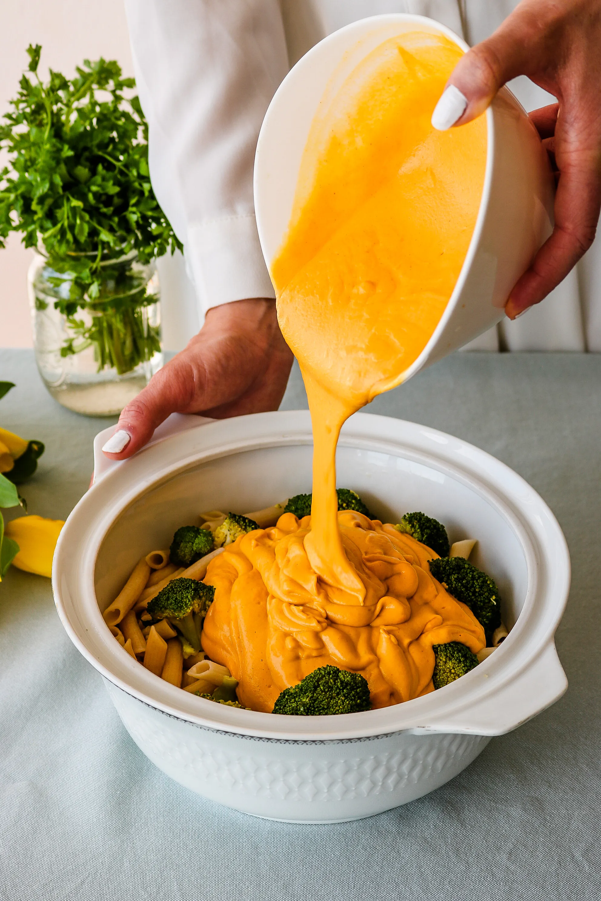 Eine bunte Auswahl an kalorienreichen und gesunden Lebensmitteln wie Nüsse, Bananen und Avocados, bereit zur Integration in den Ernährungsplan