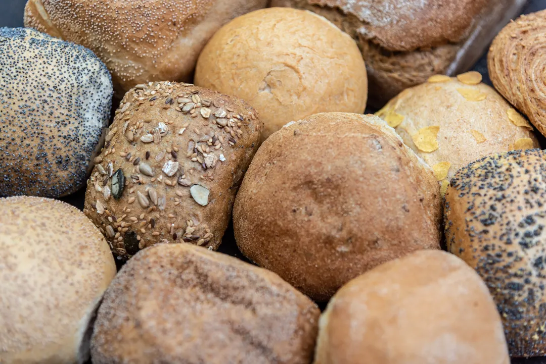 Eine bunte Auswahl an traditionellen dänischen Brötchen, frisch gebacken