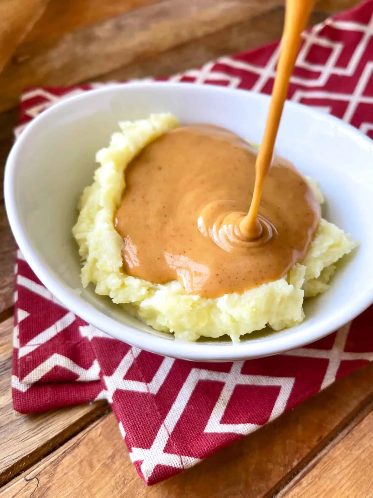 Eine cremige Rahmsoße wird mit frischen Kräutern garniert, bereit zum Servieren