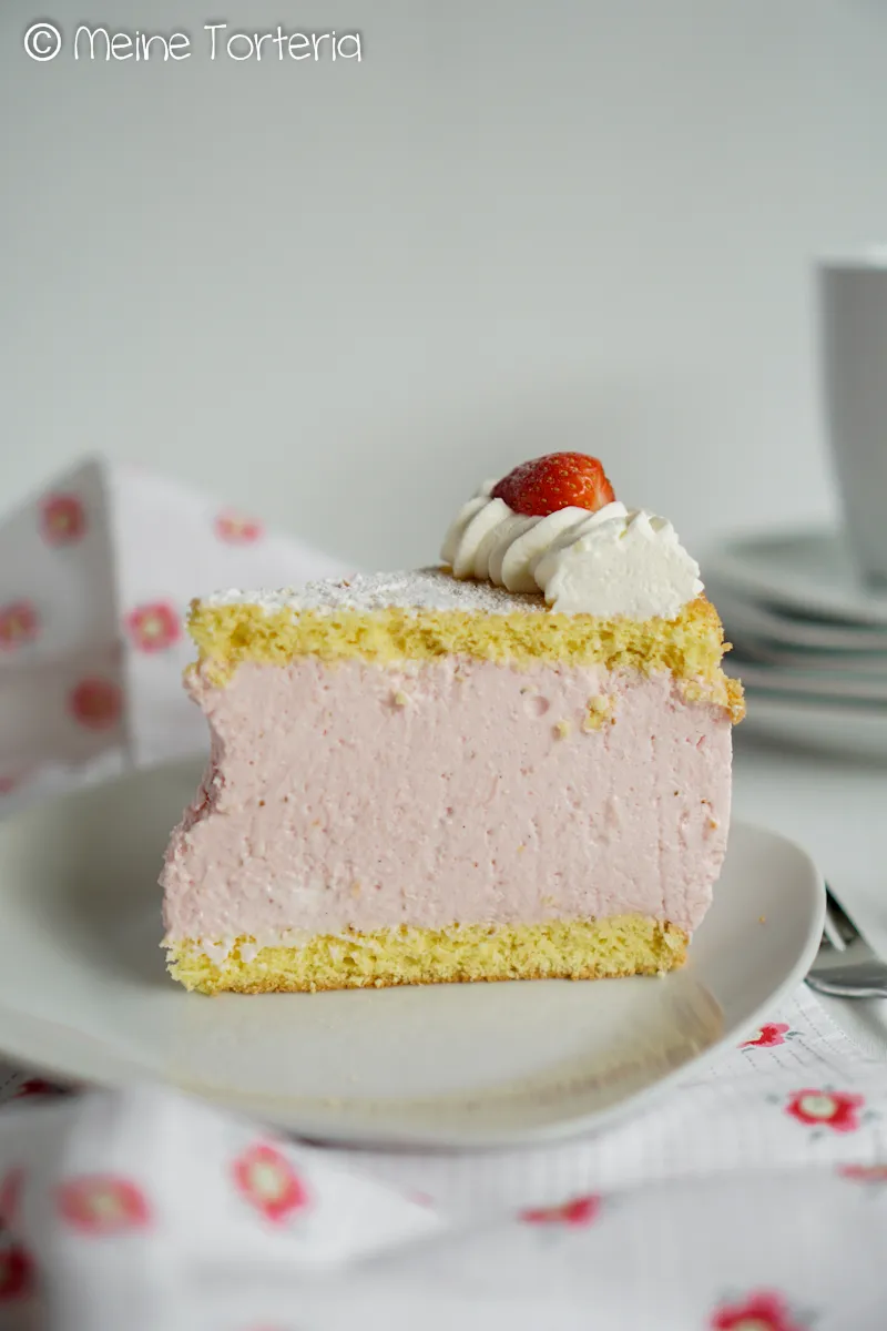 Eine detaillierte Ansicht eines Stücks Erdbeer-Käsesahnetorte, frisch geschnitten