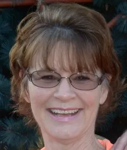 Eine engagierte Mitarbeiterin im Gespräch, die Kundenbeziehungen pflegt