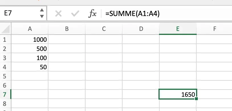 Eine Excel-Tabelle zeigt die Verwendung der SUMME-Funktion, um mehrere Zahlen zu addieren.