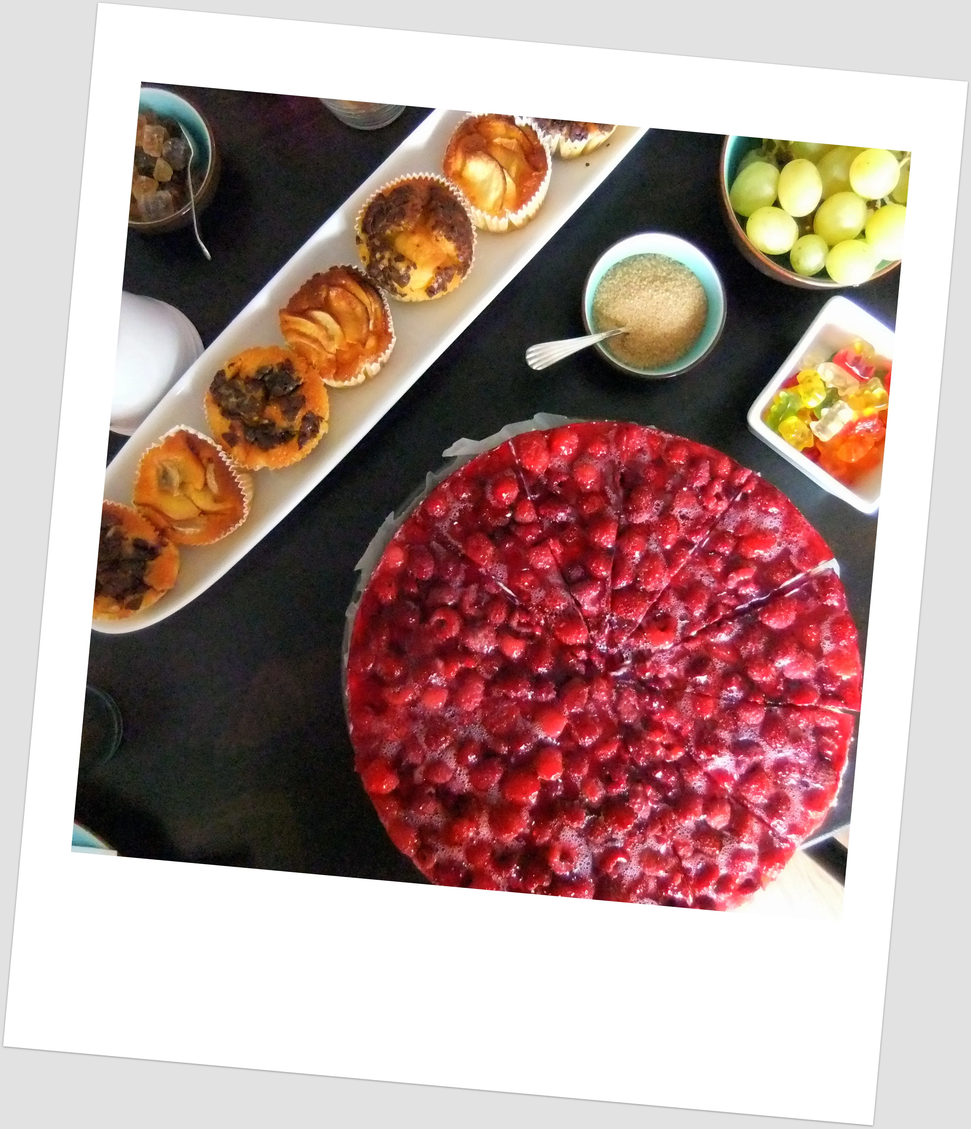 Eine fertig gestellte Himbeer-Käsesahnetorte von oben