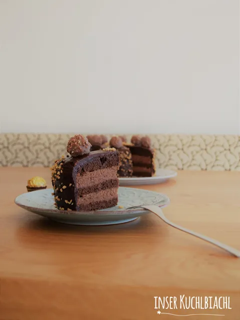 Eine fertige Ferrero Rocher Torte, reich verziert mit Kugeln und Nüssen