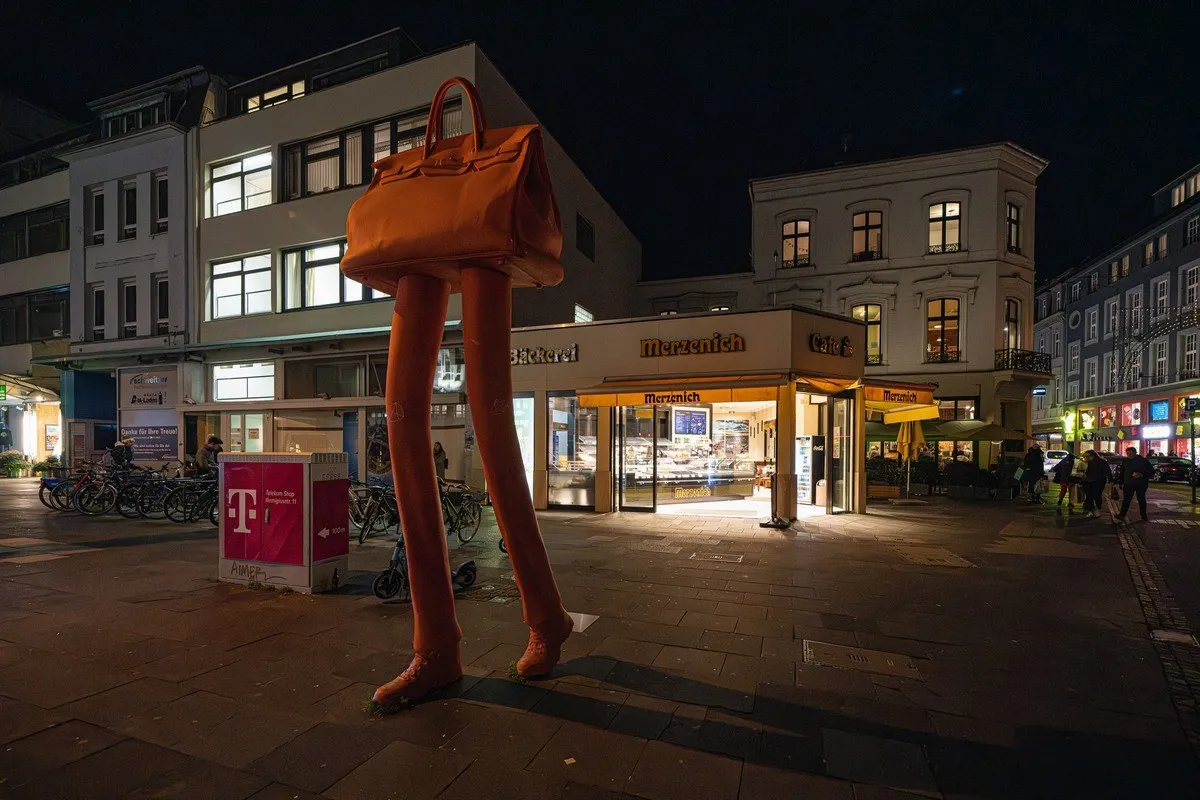 Eine festlich beleuchtete Straße in Bonn am Abend