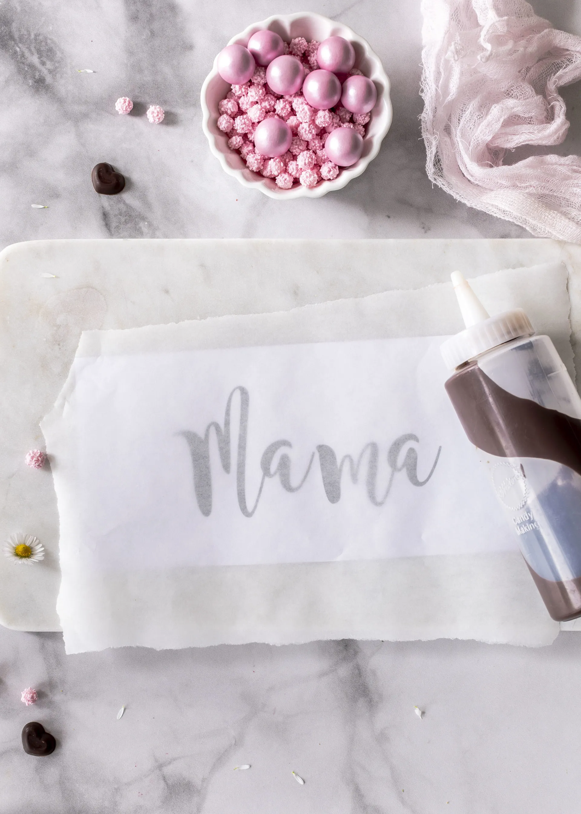 Eine festlich dekorierte Himbeermousse-Torte, ideal für besondere Anlässe