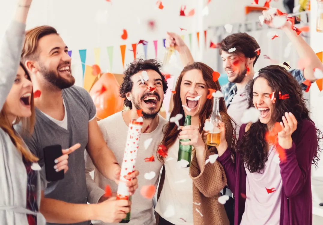 Eine festlich gedeckte Tafel mit Getränken und Partyzubehör