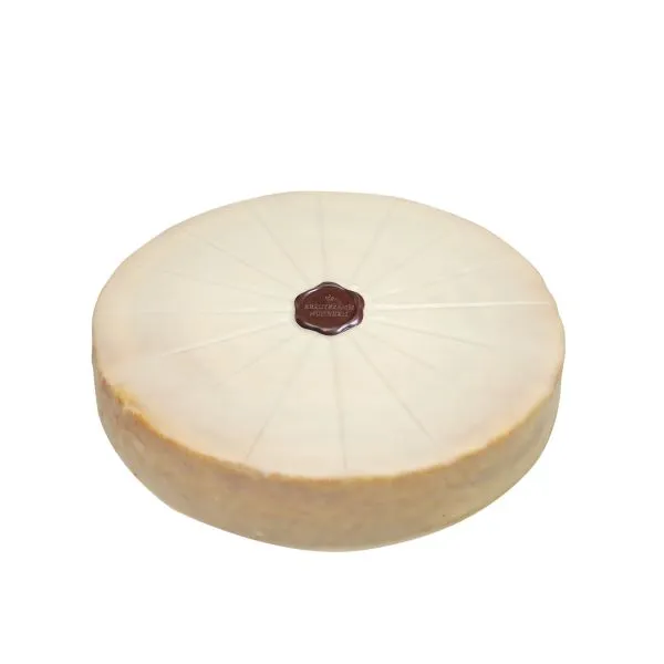 Eine festliche Baumkuchen-Torte mit weißem Zuckerguss und Wachssiegel