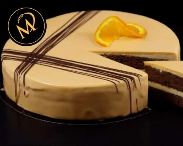 Eine festliche Orangen Schokoladen Torte mit Schokospänen und Orangenscheiben dekoriert