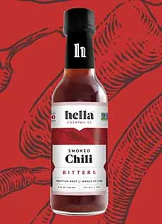 Eine Flasche Hella Chili Bitters, ideal zum Mixen oder als Geschenk