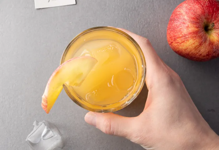 Eine Flasche naturtrüber Südtiroler Apfelsaft