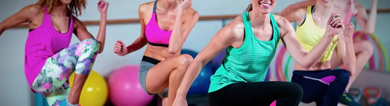 Eine Frau führt eine Yoga-Übung auf einer Matte aus