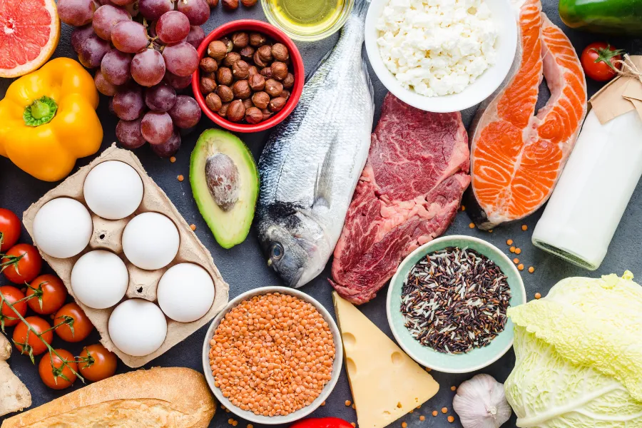 Eine Frau genießt eine kleine Schokoladenpraline, die sie sich als Belohnung gönnt