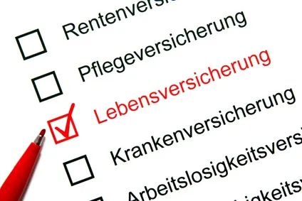 Eine Frau mit nachdenklichem Blick hält einen Stift und ein Blatt Papier, das eine schematische Darstellung einer Lebensversicherung zeigt.