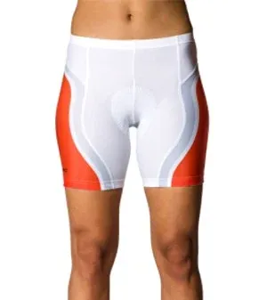 Eine Frau trägt eine weiße Radhose mit orangefarbenen Seitenstreifen und einem gepolsterten Sitzbereich.