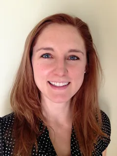 Eine freundliche Ernährungsberaterin lächelt in die Kamera