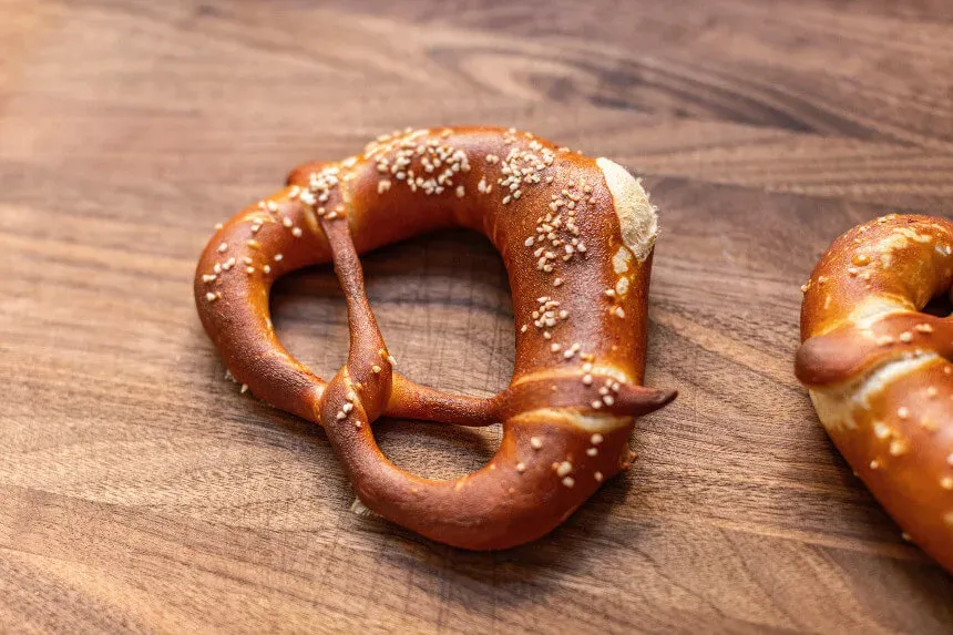 Eine frisch gebackene Brezel mit groben Salzkörnern.