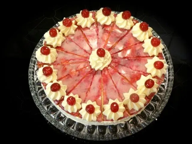 Eine frisch zubereitete Holländer Sahnetorte mit Kirschen und Glasur
