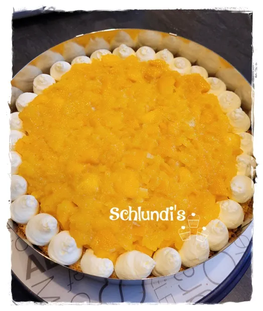 Eine ganze Mango-Mascarpone-Torte von oben