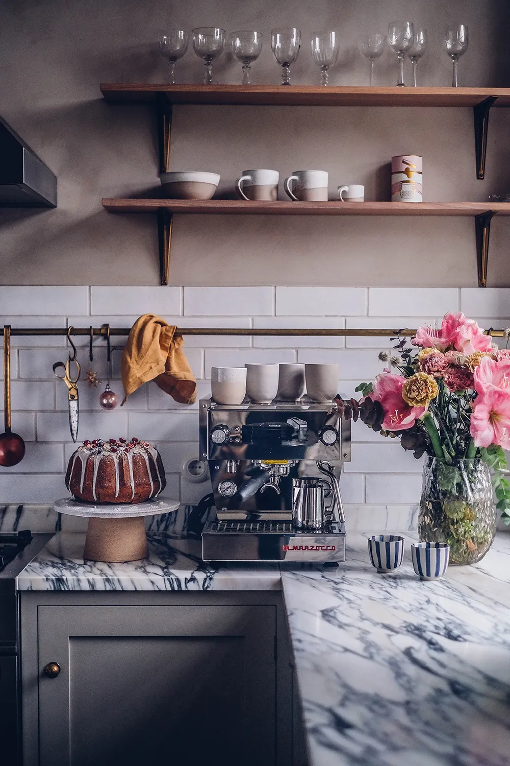 Eine Gesamtansicht der Kaffeestation mit der La Marzocco Linea Mini und der Mazzer Mühle, weihnachtlich dekoriert