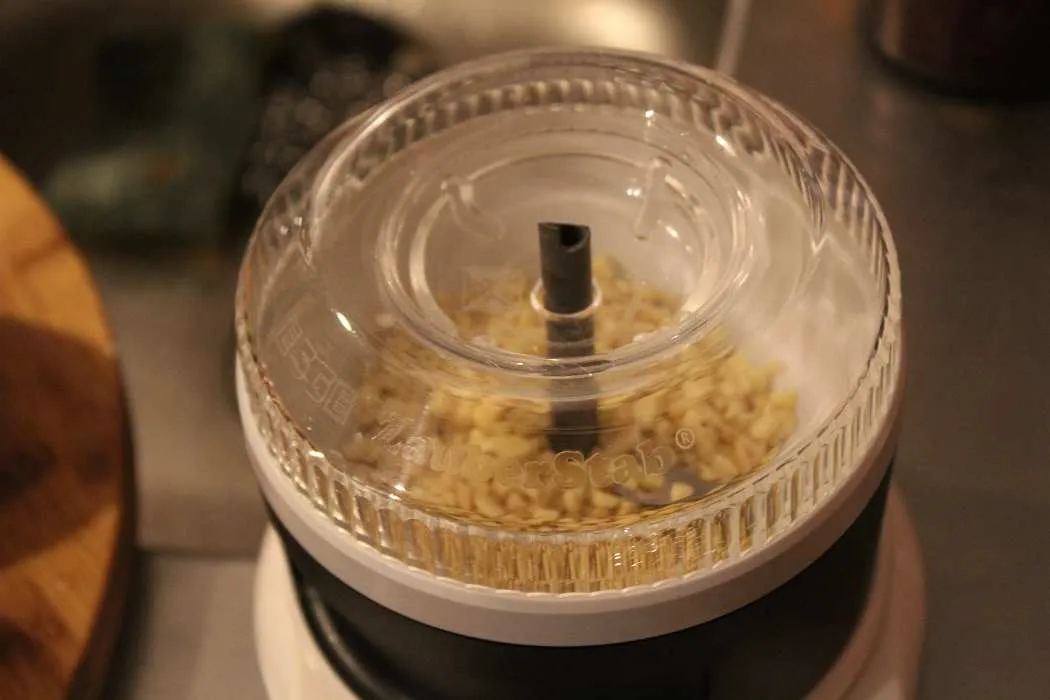 Eine Gewürzmühle mit gemahlenen Mandeln