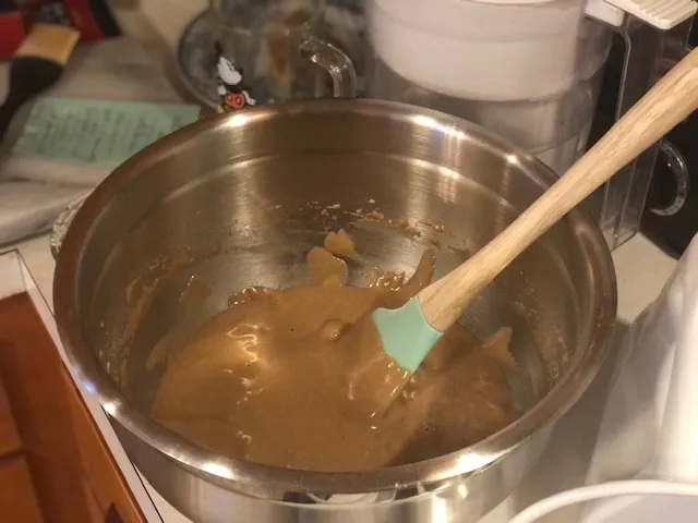 Eine glatte und glänzende Teigmischung in einer Schüssel nach Zugabe von Ahornsirup und Rum.