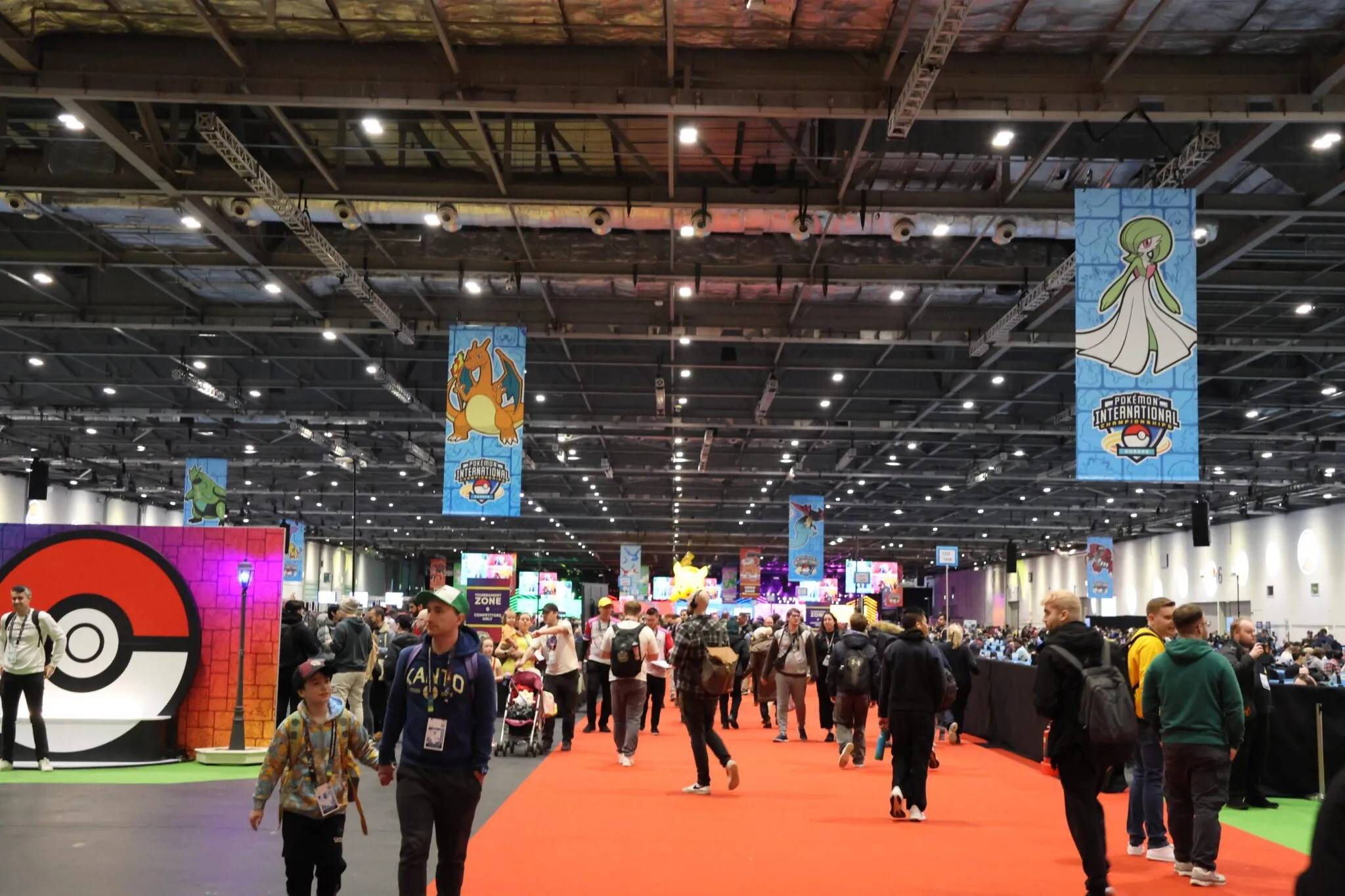 Eine große Halle voller Menschen bei der Pokemon EUIC