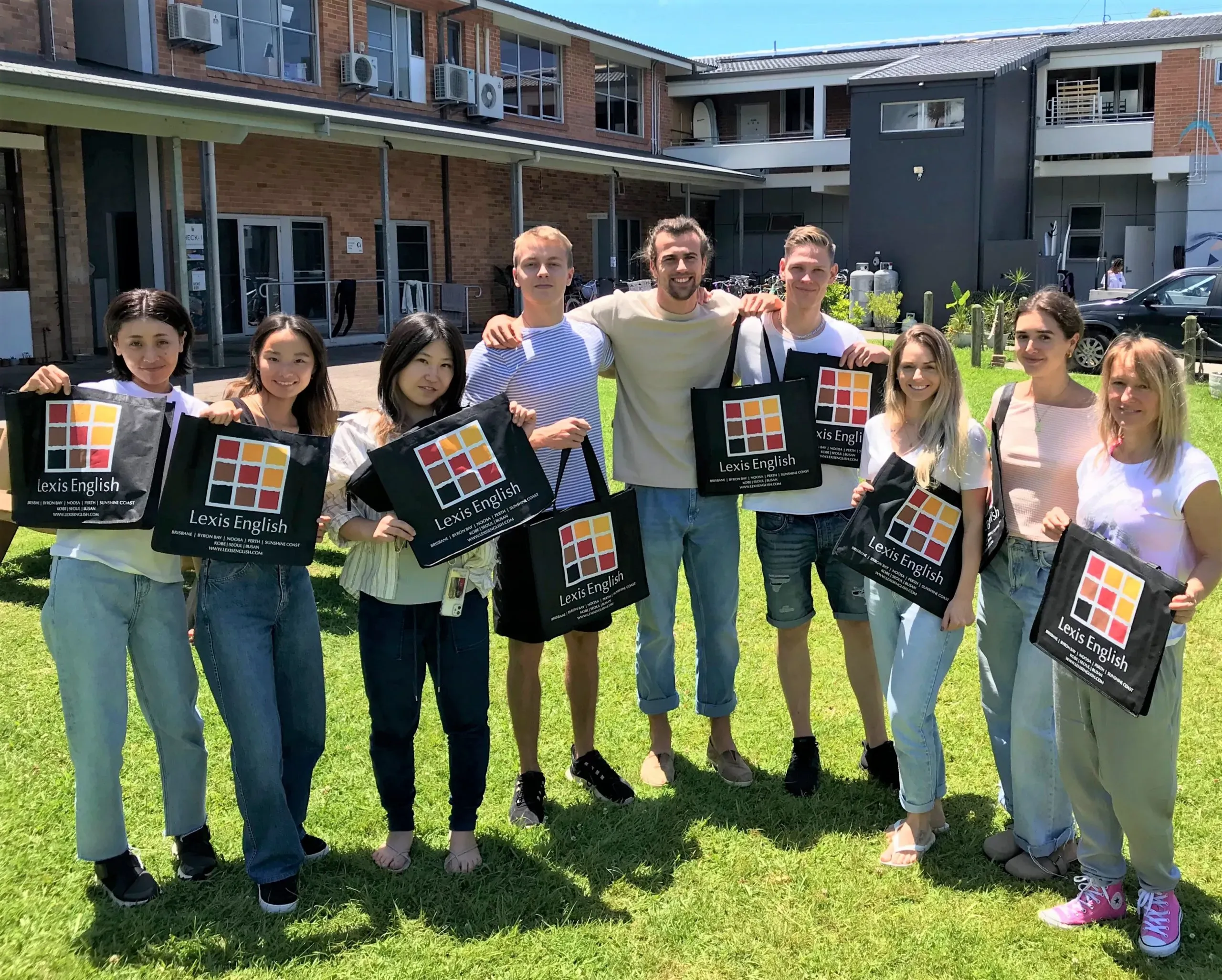 Eine Gruppe lachender Menschen, die Vielfalt und Freude am Entdecken symbolisieren