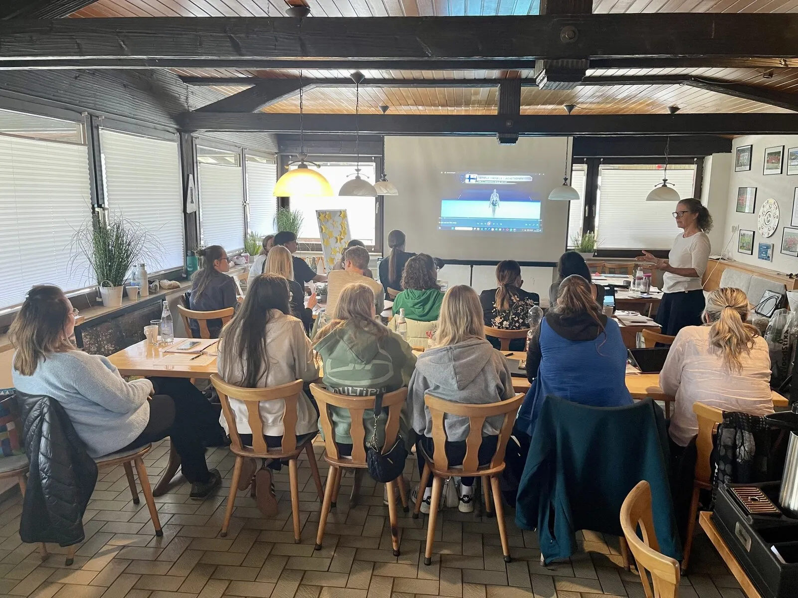 Eine Gruppe von Kampfrichtern und Trainern bei einer Fortbildung im Sportakrobatik-Bereich
