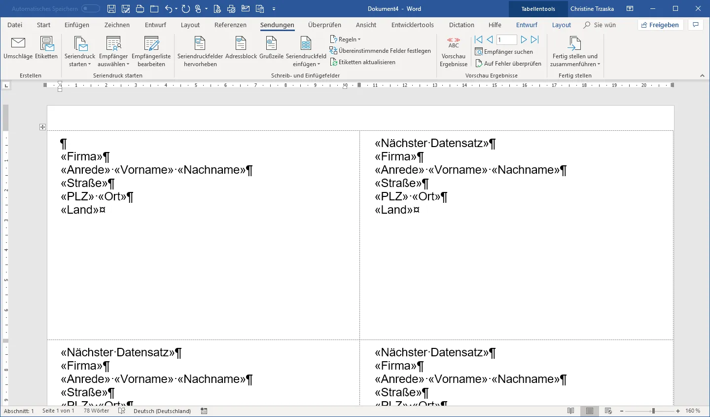 Eine Gruppe von Menschen in traditionellen bayerischen Trachten feiert ein Fest.