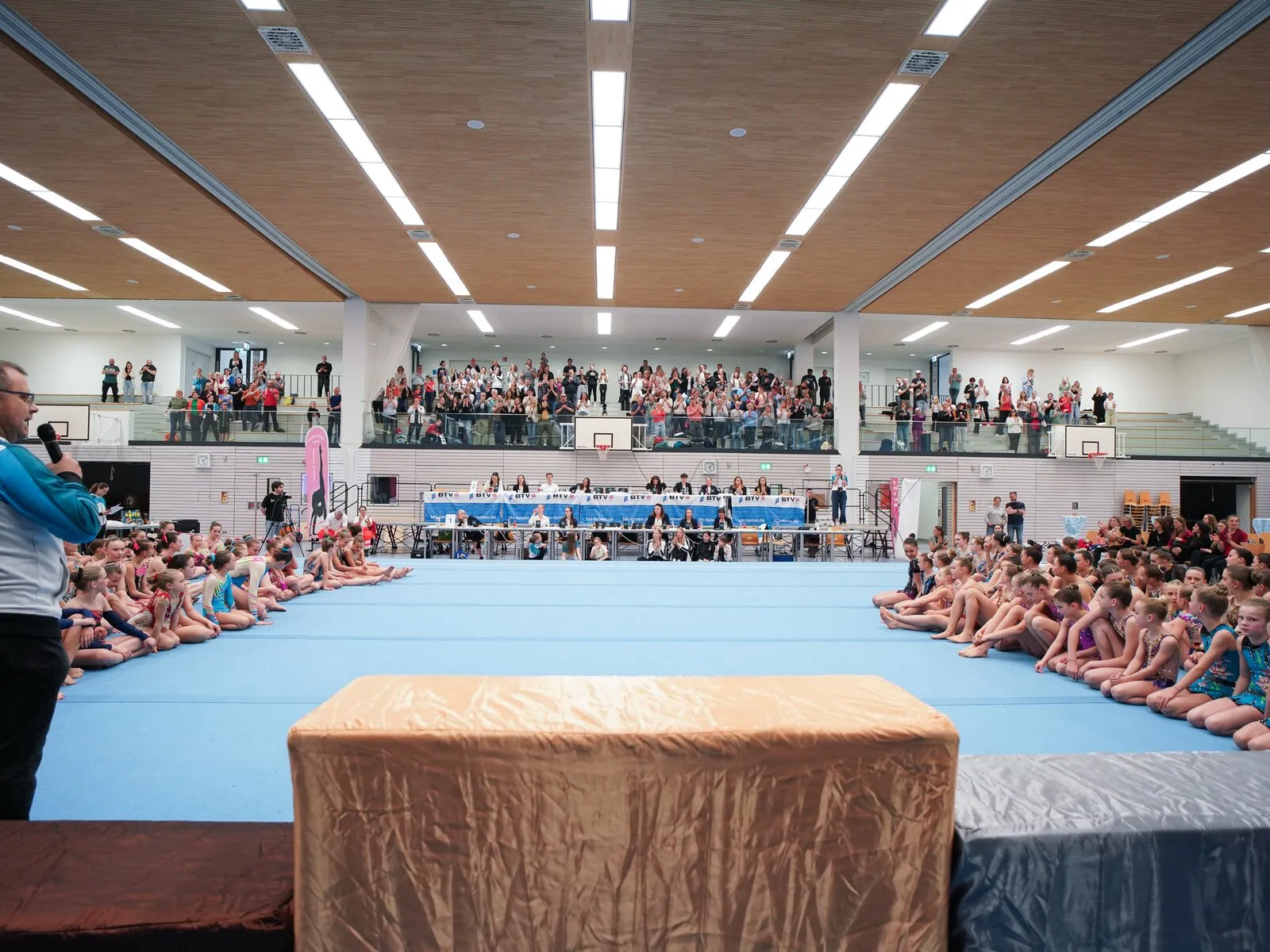 Eine Gruppe von Sportakrobaten bei der Siegerehrung einer Bayerischen Meisterschaft