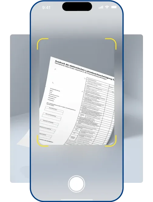 Eine Hand fotografiert eine Lohnsteuerbescheinigung, während die WISO Steuer App die Daten automatisch erkennt