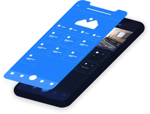 Eine hand hält ein smartphone mit einer app