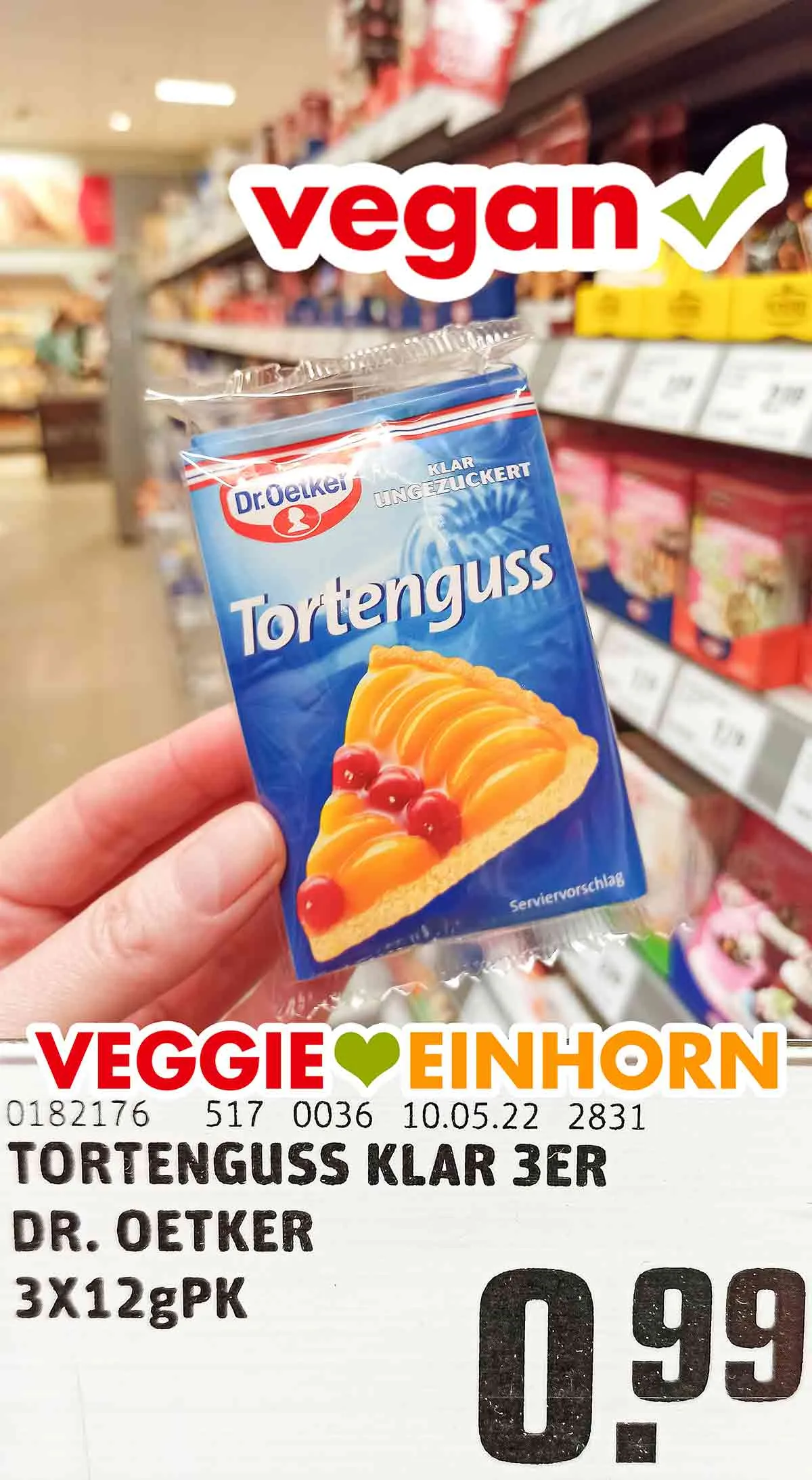 Eine Hand hält eine Packung klaren Tortenguss von Dr. Oetker im Supermarkt