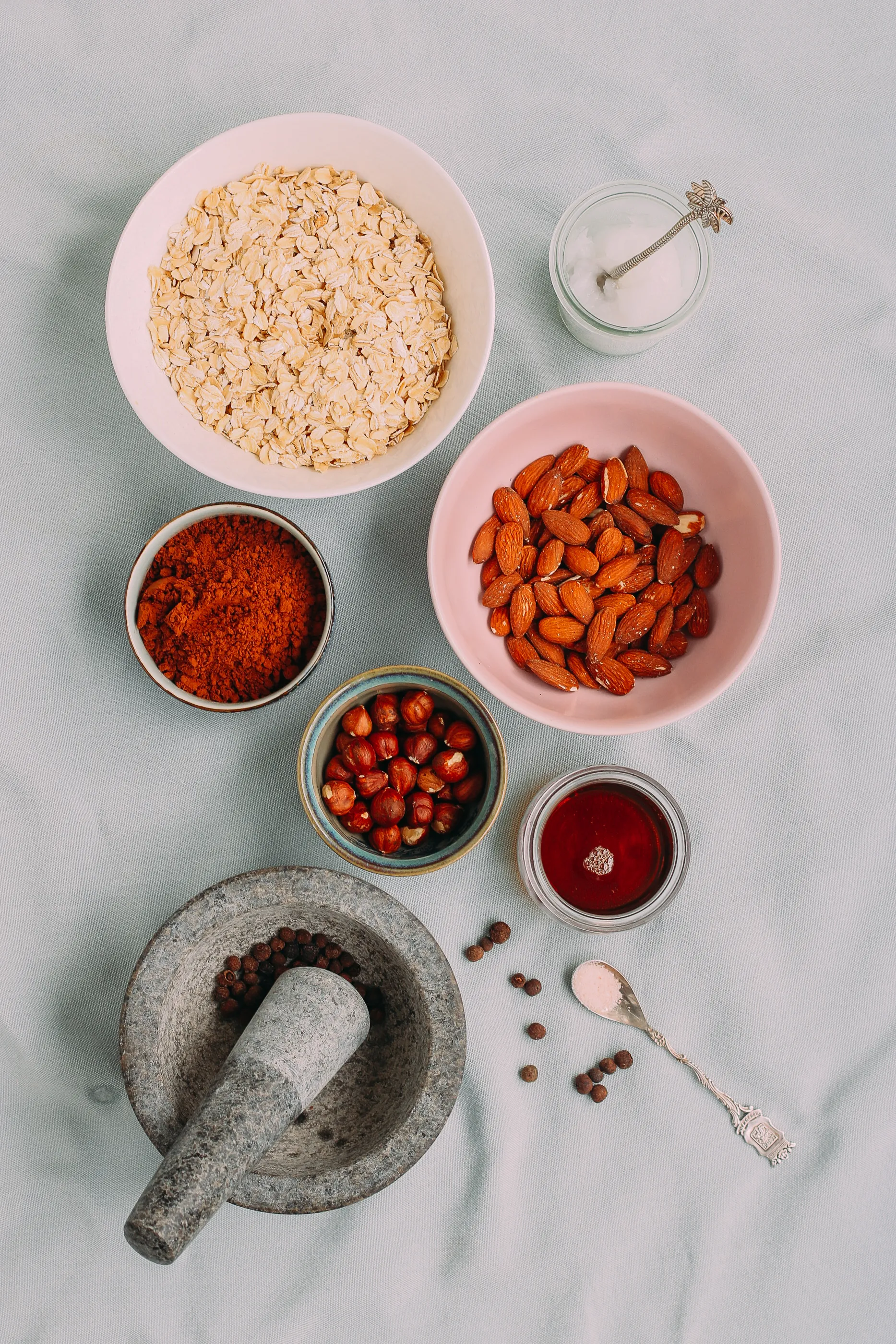 Eine Handvoll Nüsse, darunter Walnüsse, Mandeln und Cashews, als gesunde Kalorienquelle für die Gewichtszunahme