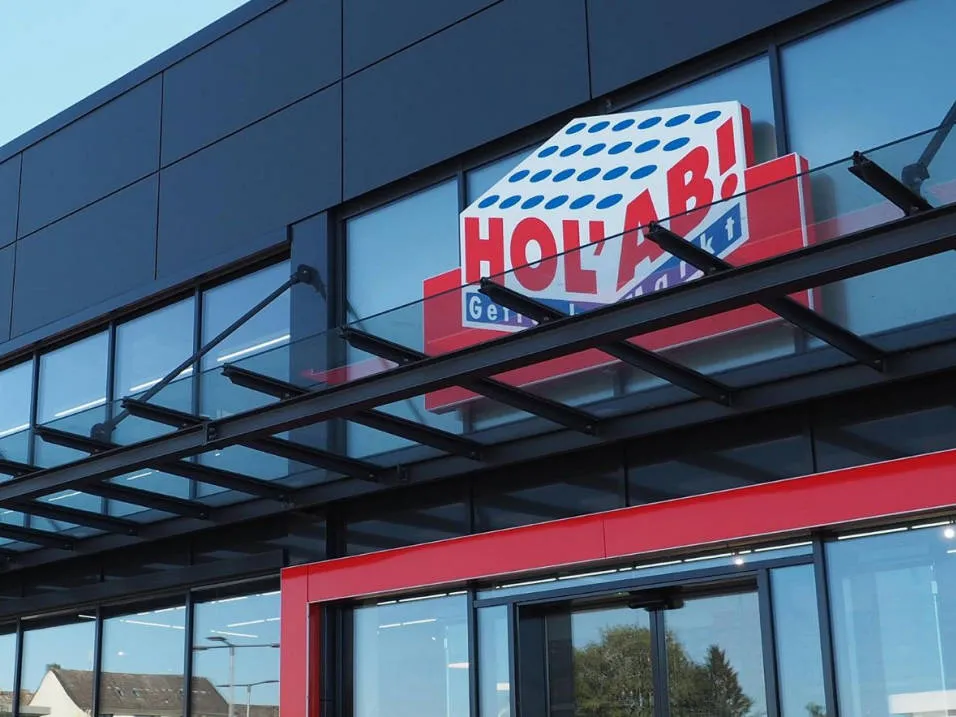 Eine HOL'AB! Filiale mit einem großen Sortiment an Getränken