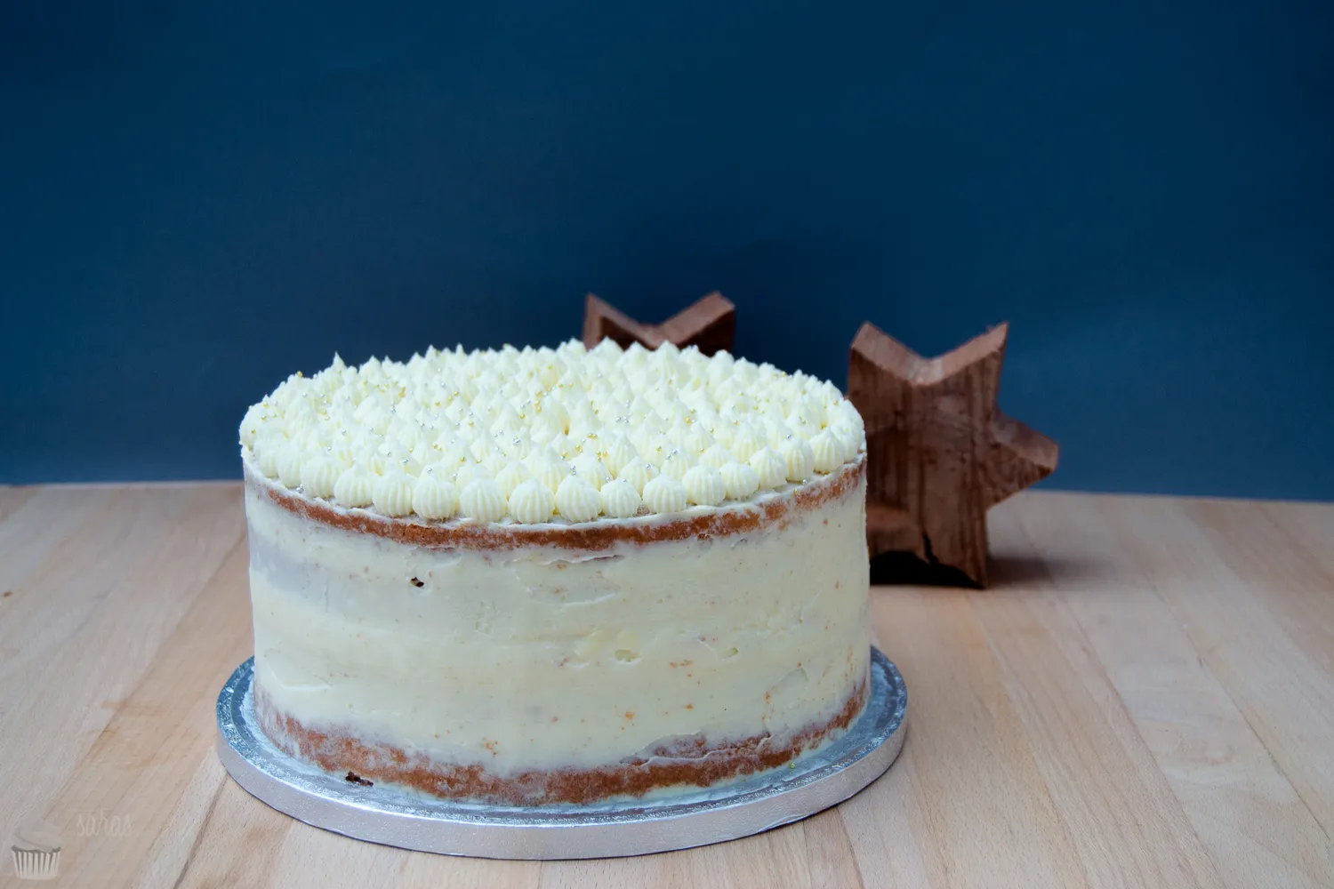 Eine Kirsch-Vanille-Torte frisch aus dem Kühlschrank, bereit zum Servieren