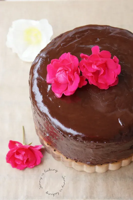 Eine klassische Sachertorte, geschnitten und serviert mit Schlagobers