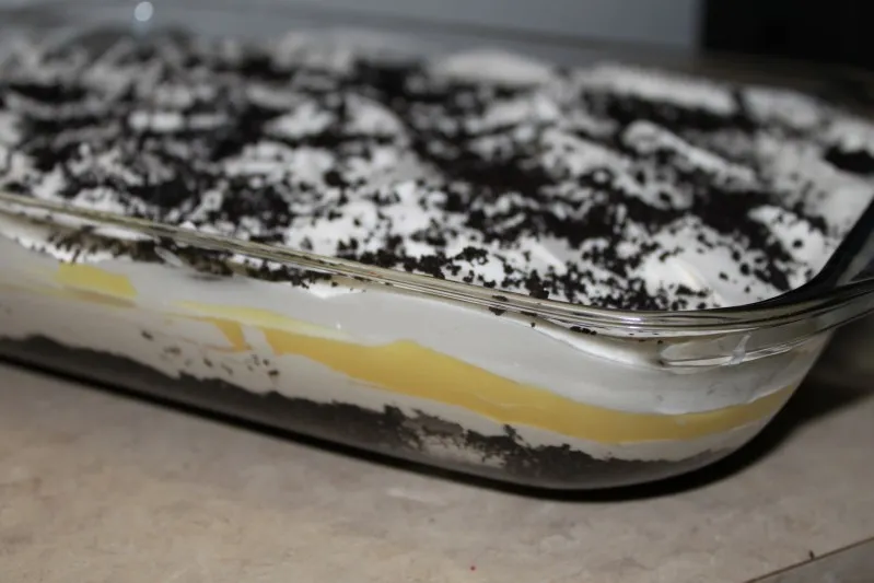 Eine köstlich aussehende Oreo Torte mit Schichten aus Keks, Creme und Pudding