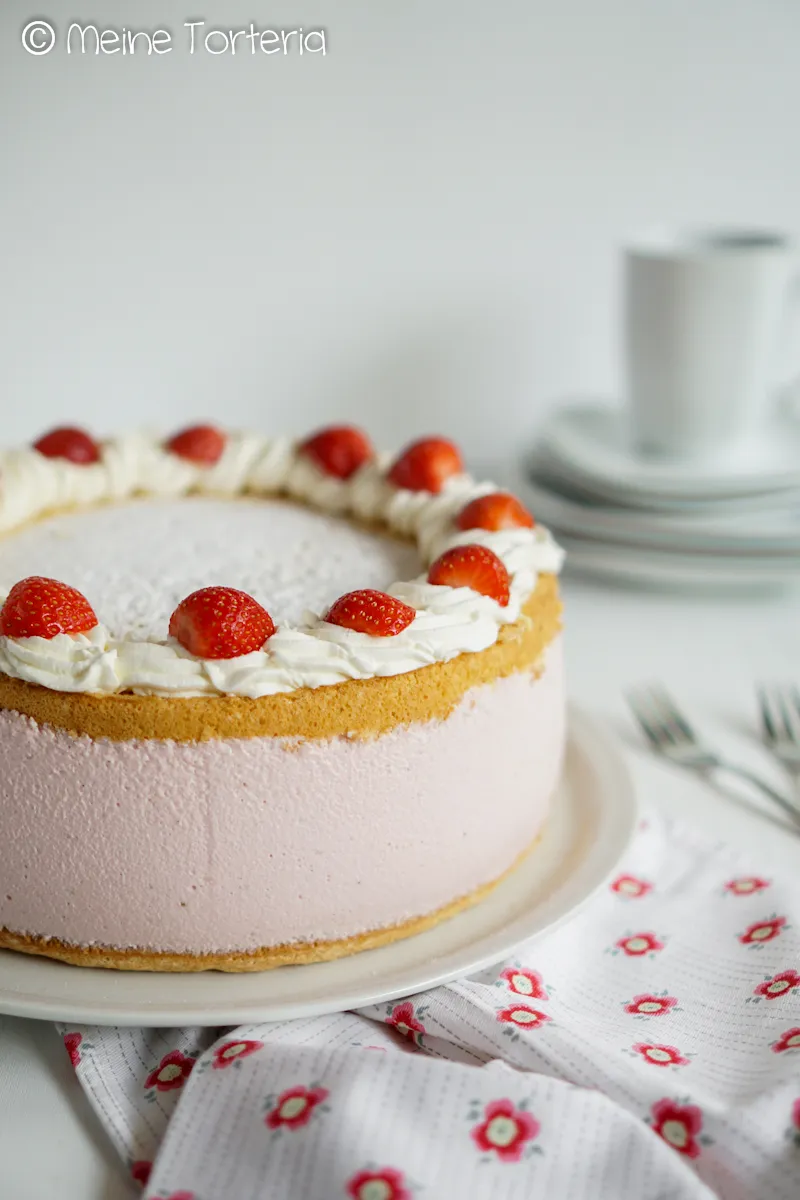 Eine köstliche Erdbeer-Käsesahnetorte mit frischen Erdbeeren und Sahnetuffs