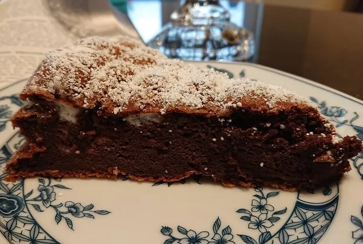 Eine köstliche Ostpreußische Schokotorte, leicht mit Puderzucker bestäubt