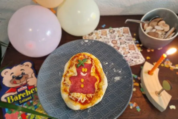 Eine köstliche Pizza belegt mit Bärchen Salami und Gemüse