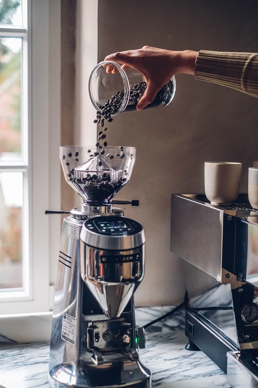 Eine La Marzocco Linea Mini Kaffeemaschine in Edelstahl auf einer Küchenzeile