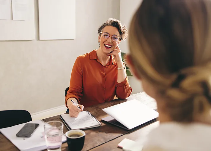 Eine lachende Plansecur-Beraterin während eines Beratungsgesprächs.