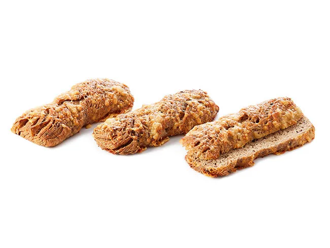 Eine lange Bio-Vollwert-Käse-Dinkelstange mit geschmolzenem Käse