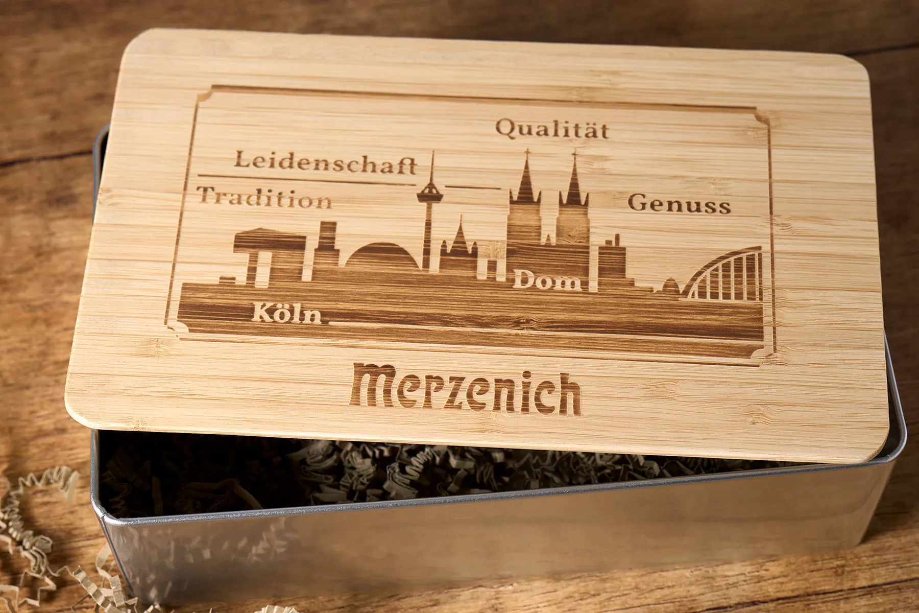 Eine leere Geschenkbox mit einem Bambusdeckel